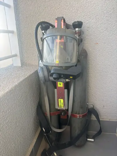 Equipo de respiración autónomo usado - miniatura 1