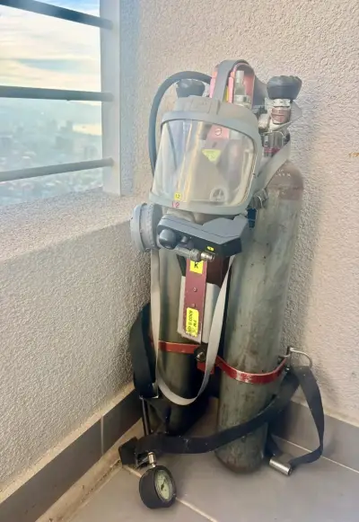 Equipo de respiración autónomo usado - miniatura 2