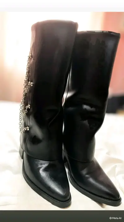 Botas negras con cadena decorativa - miniatura 1