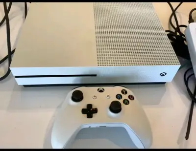 Consola Xbox One S con control - miniatura 1