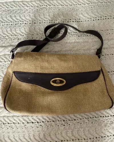 Cartera de mano beige con detalles en cuero - miniatura 1