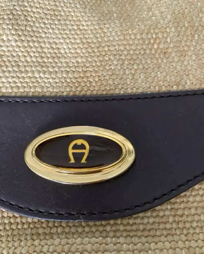 Cartera de mano beige con detalles en cuero - 2