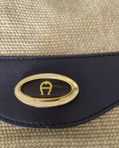 Cartera de mano beige con detalles en cuero - miniatura 2