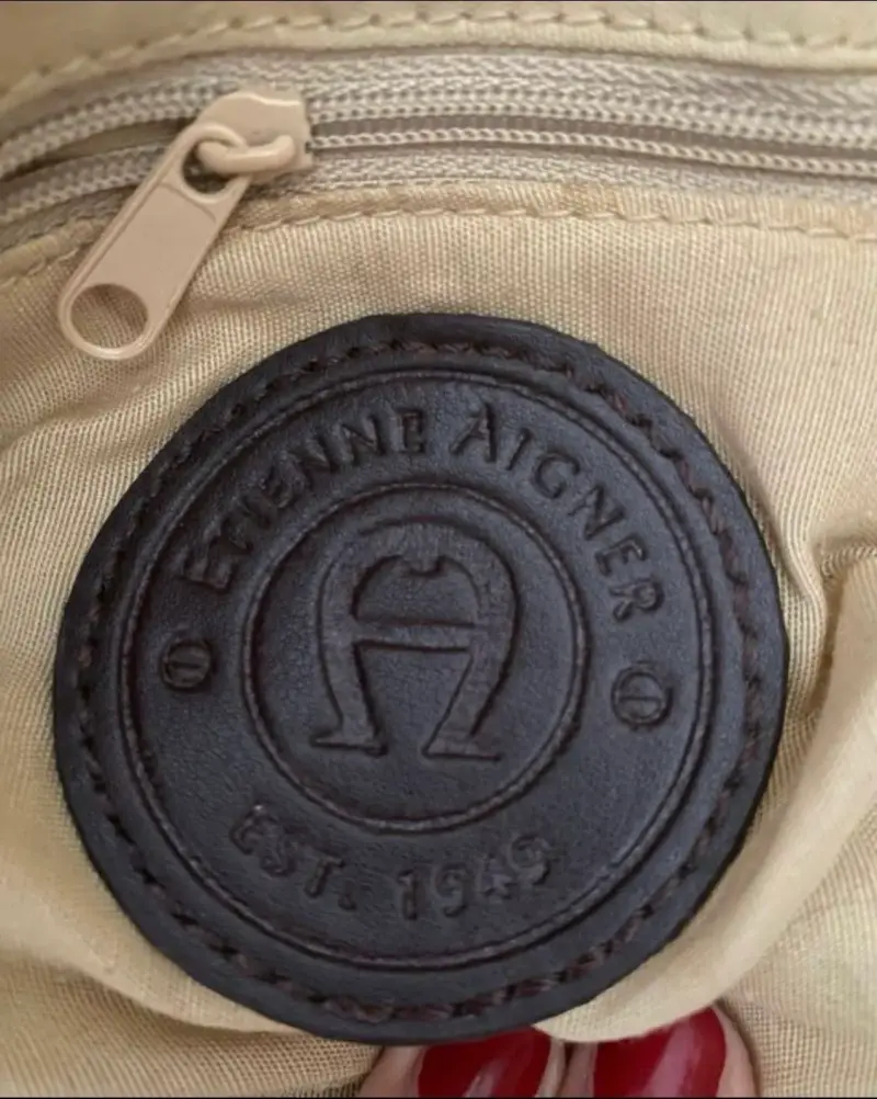 Cartera de mano beige con detalles en cuero - 3
