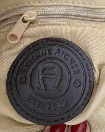 Cartera de mano beige con detalles en cuero - miniatura 3