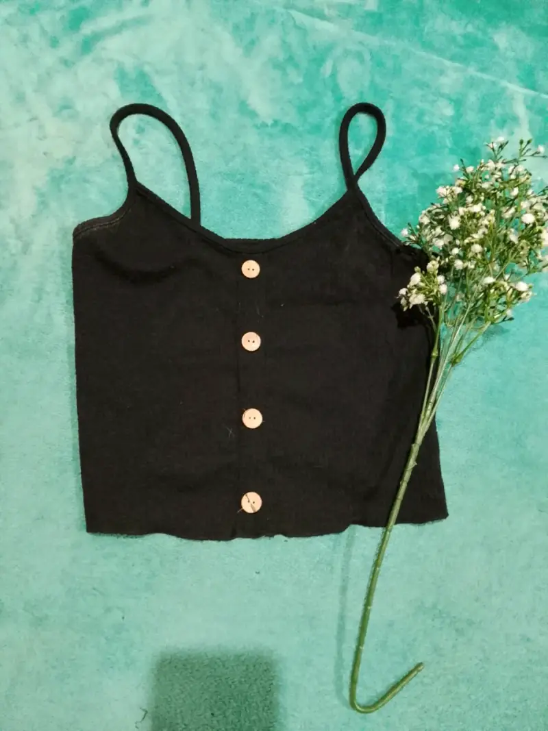 Top negro con botones decorativos