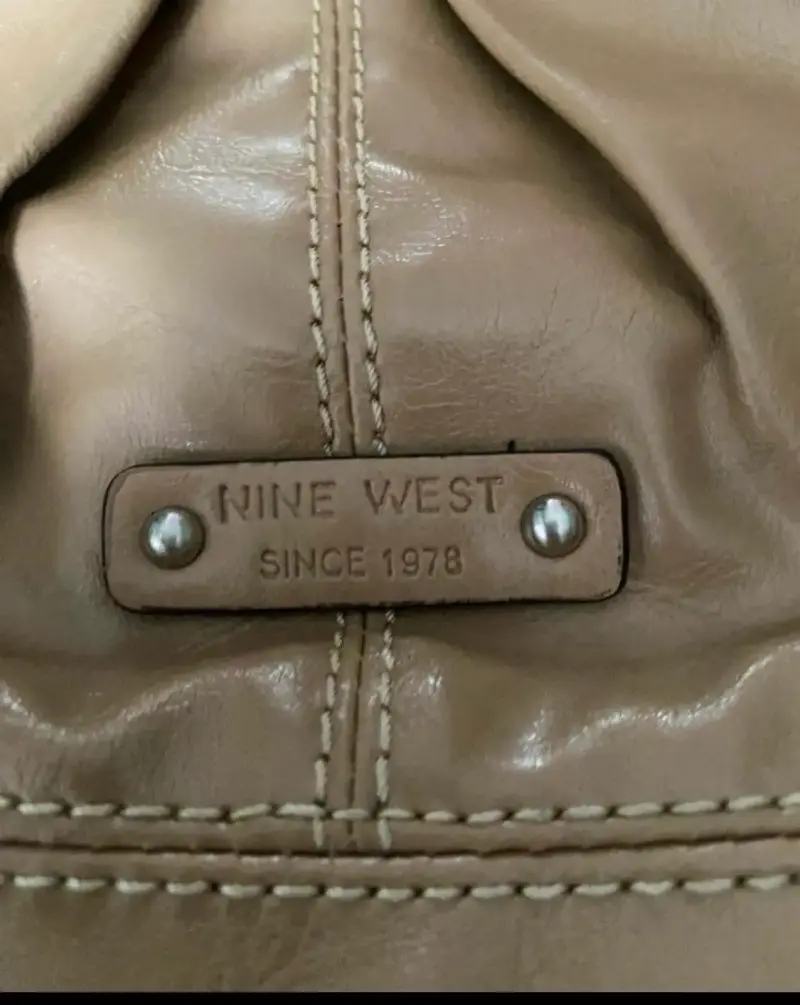 Bolso de cuero beige elegante - 2
