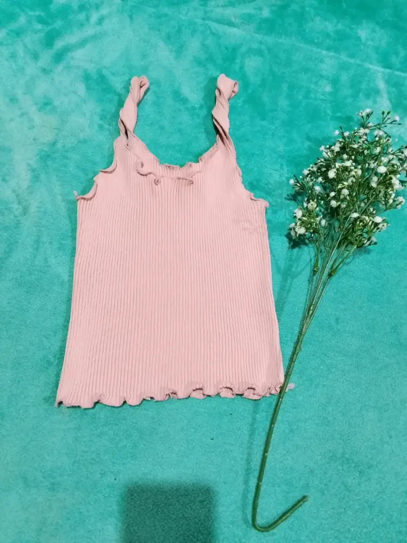 Top de tirantes rosa con diseño acanalado