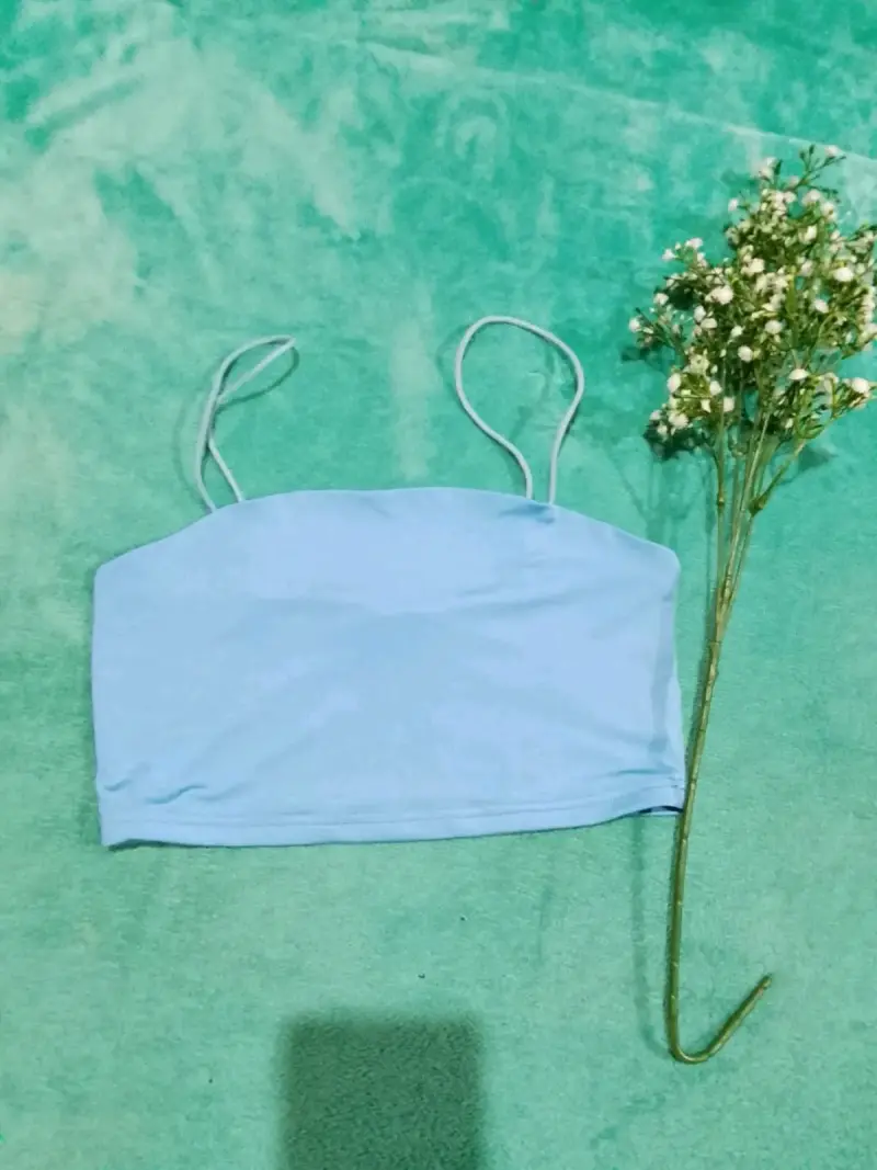 Top corto celeste con tirantes delgados