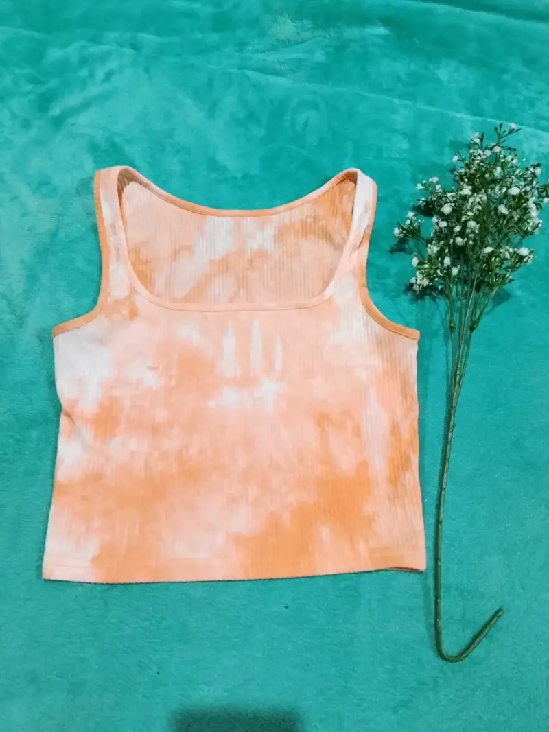 Top corto tie-dye naranja y blanco