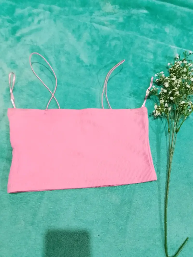 Top corto rosado con tirantes delgados