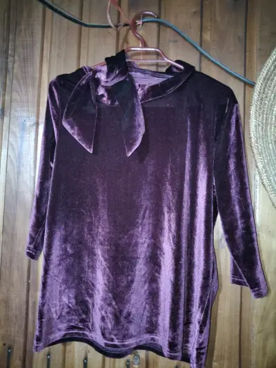 Blusa de terciopelo burdeos con lazo - miniatura 1