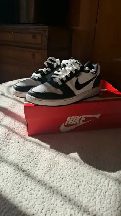 Zapatillas Nike blancas y negras en buen estado - miniatura 1