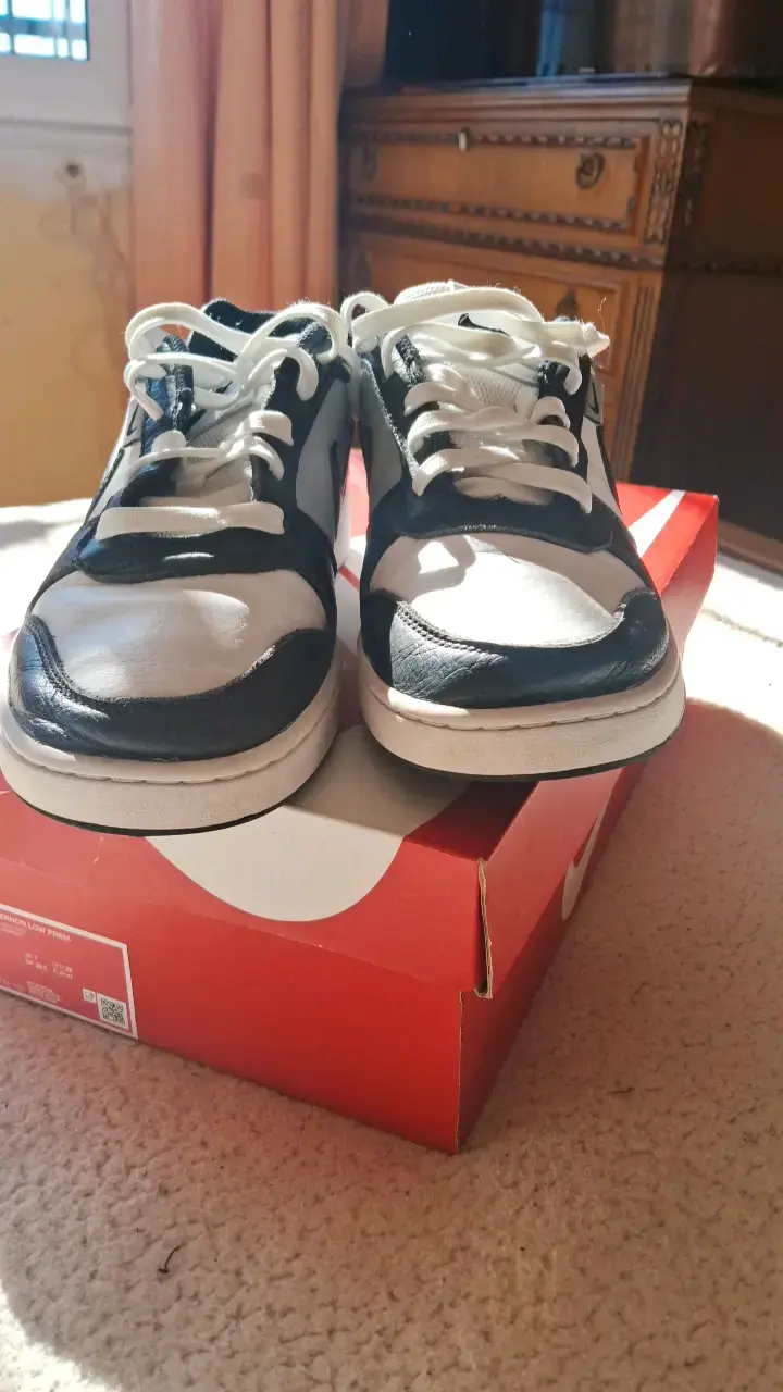 Zapatillas Nike blancas y negras en buen estado - 2