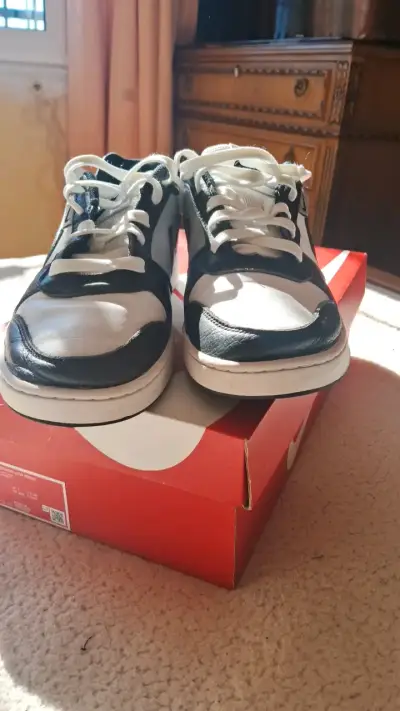 Zapatillas Nike blancas y negras en buen estado - miniatura 2