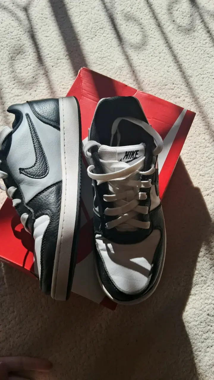 Zapatillas Nike blancas y negras en buen estado - 3