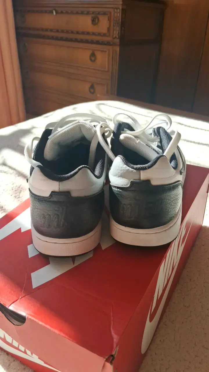 Zapatillas Nike blancas y negras en buen estado - 4