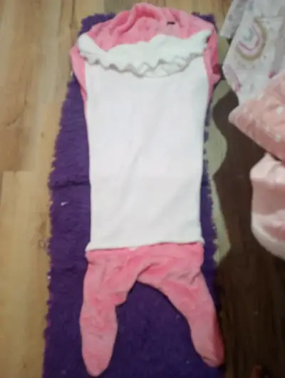 Pijama de tiburón Rosa y blanco para niño o niña - miniatura 1