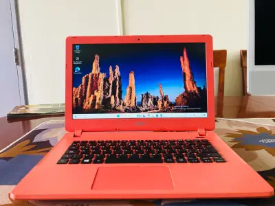 Notebook Acer rojo con pantalla de 14 pulgadas - miniatura 1