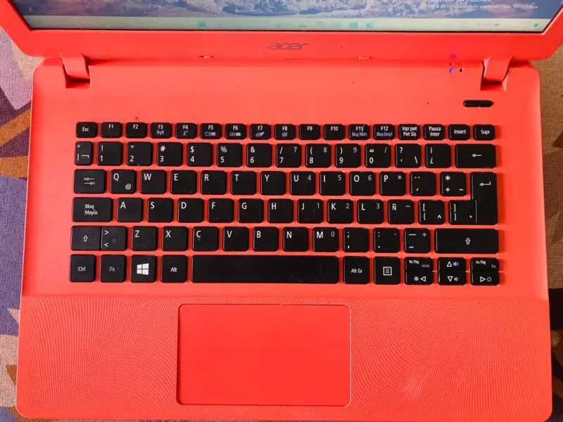 Notebook Acer rojo con pantalla de 14 pulgadas - 2