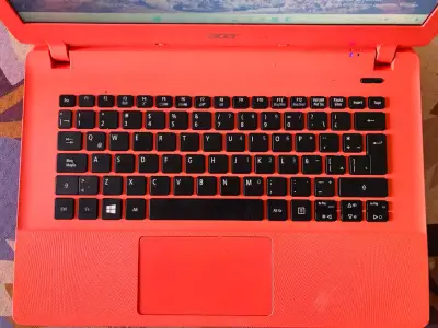 Notebook Acer rojo con pantalla de 14 pulgadas - miniatura 2