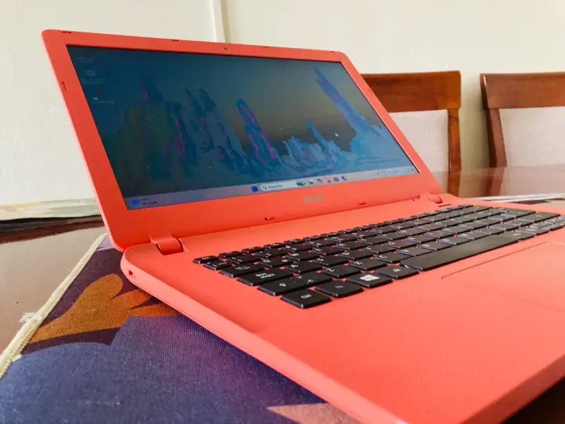 Notebook Acer rojo con pantalla de 14 pulgadas - 4