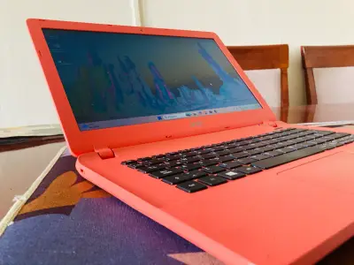 Notebook Acer rojo con pantalla de 14 pulgadas - miniatura 4