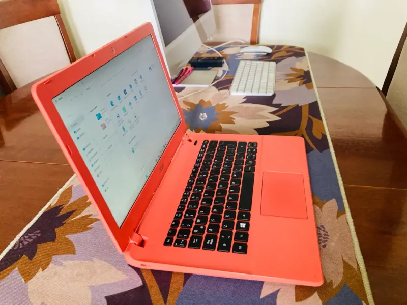 Notebook Acer rojo con pantalla de 14 pulgadas - 6