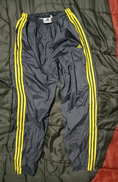 Buzo Adidas, azul oscuro con franjas amarillas - miniatura 1