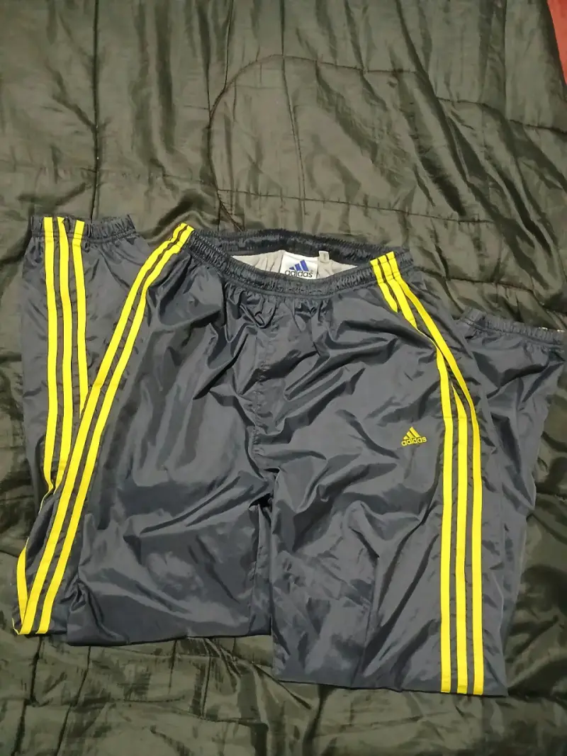 Buzo Adidas, azul oscuro con franjas amarillas - 3