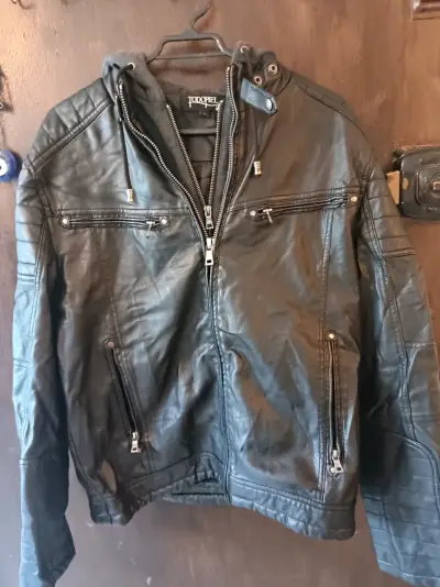 Chaqueta eco cuero negra con capucha - miniatura 1