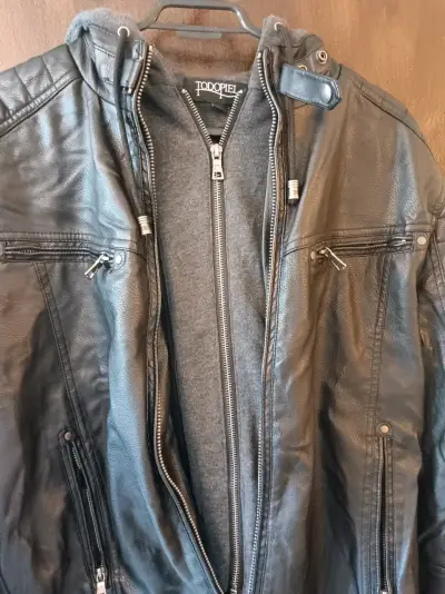 Chaqueta eco cuero negra con capucha - miniatura 2