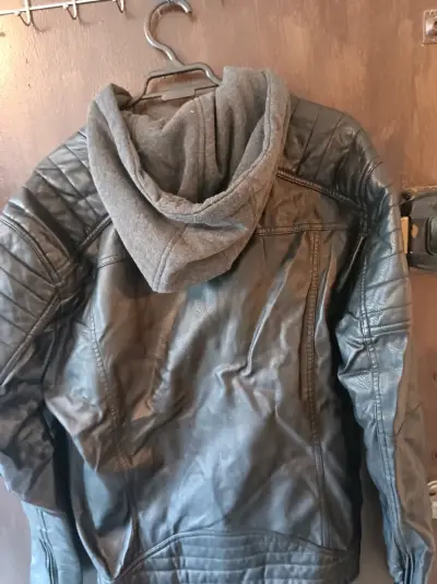 Chaqueta eco cuero negra con capucha - miniatura 3
