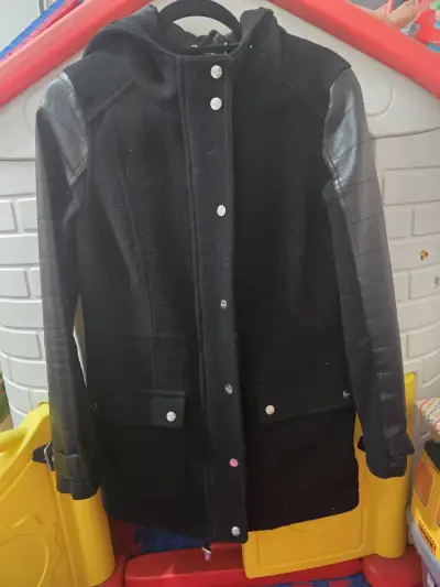 Abrigo negro con mangas de cuero - miniatura 1