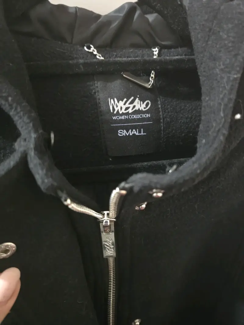 Abrigo negro con mangas de cuero - 2