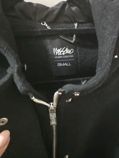 Abrigo negro con mangas de cuero - miniatura 2