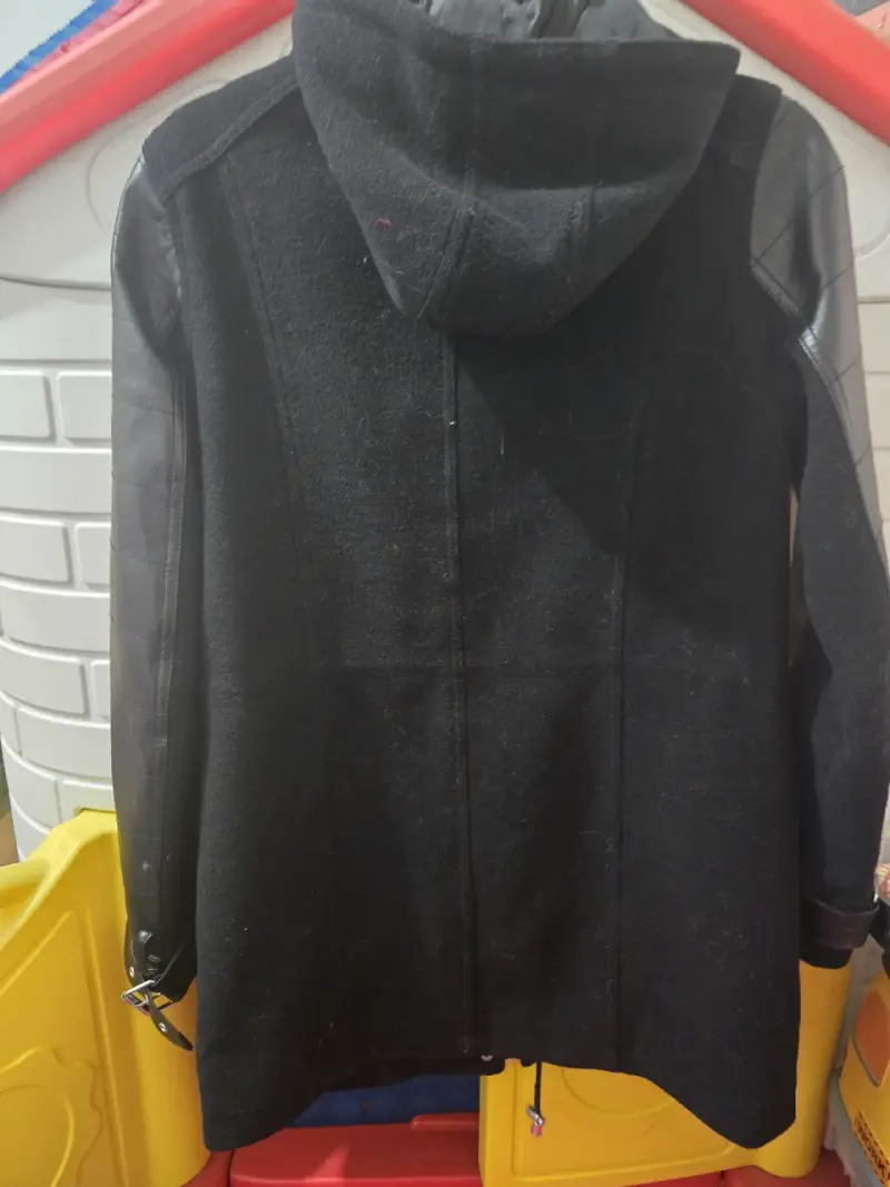 Abrigo negro con mangas de cuero - 3
