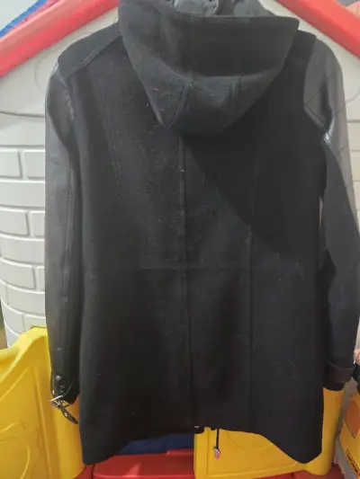 Abrigo negro con mangas de cuero - miniatura 3