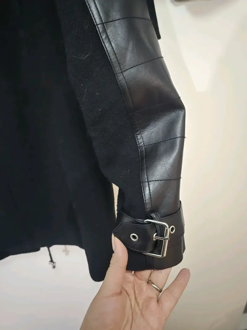 Abrigo negro con mangas de cuero - 5