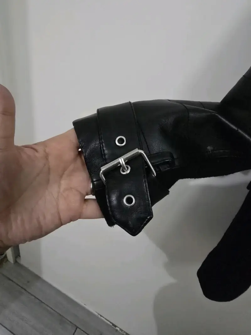 Abrigo negro con mangas de cuero - 6