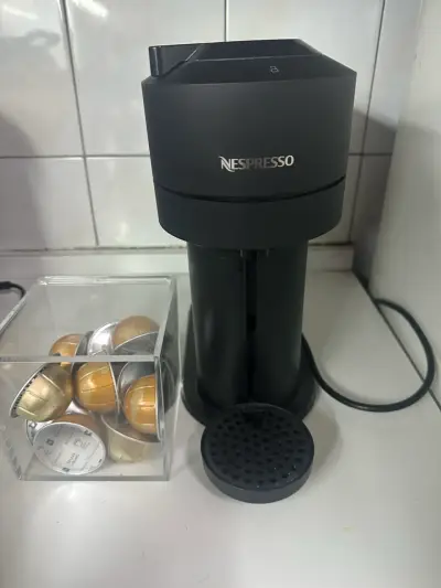 Máquina de café Nespresso negra con cápsulas - miniatura 1
