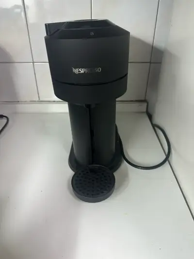 Máquina de café Nespresso negra con cápsulas - miniatura 2