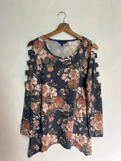Blusa floral con hombros descubiertos APT9 - miniatura 1