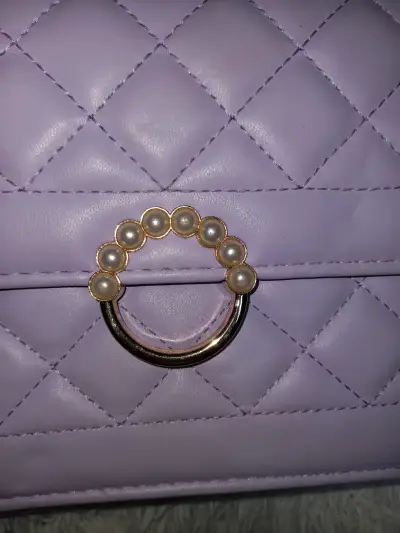 Cartera acolchada lila con detalle de perlas - miniatura 1