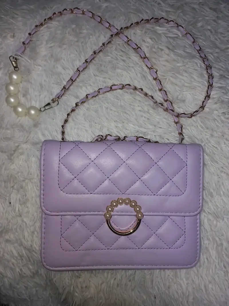 Cartera acolchada lila con detalle de perlas - 2