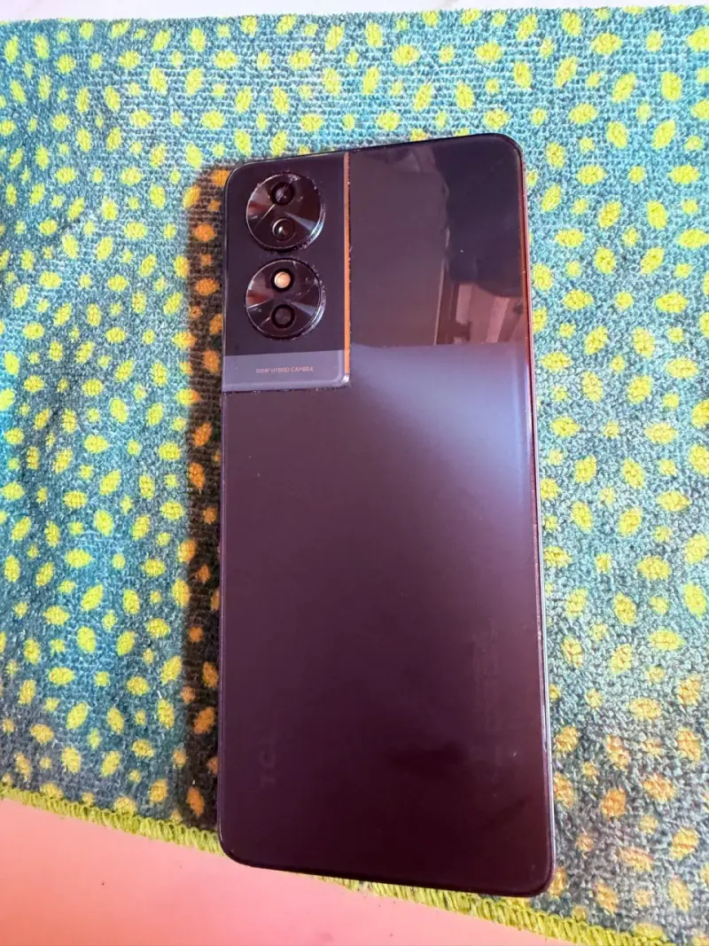 Smartphone TCL con cámara dual - 1