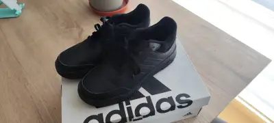 Zapatillas negras Adidas en buen estado - miniatura 1