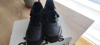 Zapatillas negras Adidas en buen estado - miniatura 2