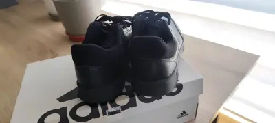 Zapatillas negras Adidas en buen estado - miniatura 3