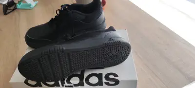 Zapatillas negras Adidas en buen estado - miniatura 4